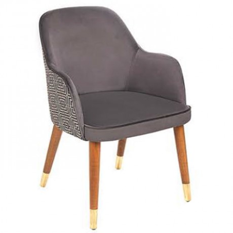 Chaise en bois moderne tapissée par tissu anthracite avec des jambes rétro